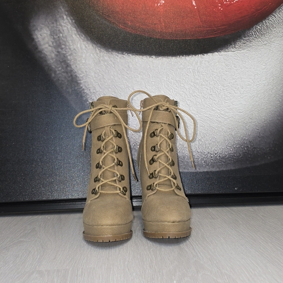 Shoedazzle Booties, size 8,  5 inch heel, 1 inch platform - Picture 2 of 4